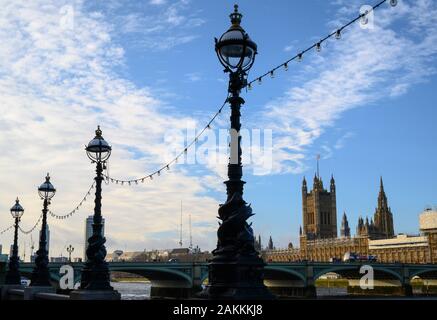 South Bank, Londres, Royaume-Uni. 9e janvier 2020. Météo France : Comme le ciel du matin clair au-dessus de la rive sud, les chambres du Parlement sont baigné dans une lueur chaude. Credit : Celia McMahon/Alamy Live News. Banque D'Images