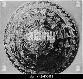 Les Indiens Pomo paniers et leurs décideurs .- L'Plumi ; Dbsign yi.^3 luth(&gt ; 42 paniers indiens Pomo. ,..-^^# . Variation de Perçoir Pattern. iPlate 3l le fardeau conique les paniers étaient appelés bu-gi et l'netwhich leur prise en charge a été appelé ka-bu. L'origine headnet a été faite de lin indigènes, mais à l'heure actuelle la ficelle hop Banque D'Images