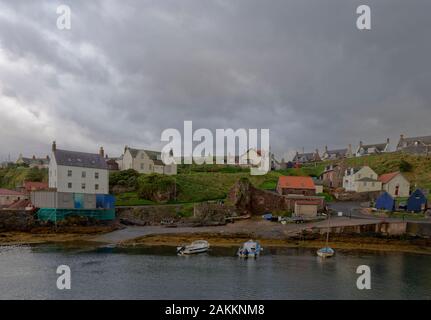 À la recherche sur le petit port et de halage et à St Abb's Village, un petit centre de pêche traditionnel sur la côte Est de l'Ecosse. Banque D'Images