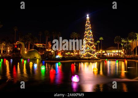 Orlando, Floride. Janvier 03, 2020, Dinosaur et arbre de Noël Hollywood Studios Banque D'Images