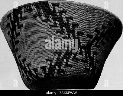 Les Indiens Pomo paniers et leurs décideurs . La soi-disant Fond Lily Design. Plaque V 23] une réponse, ka-cha-cha, ou ka-nac, flèche pointe. Le Pomoshave aucun autre nom pour elle. Les Pomos n'ont aucune représentation oftrees, collines, montagnes, rivières ou les marais. Je me demande si theyever ou feuilles fleurs tentative.. Une variation de la Caille-tdft Pattern. [24 Plaque 38 paniers indiens Pomo. Un très joli design, souvent trouvés sur des bols, est un représentant d'une couleuvre tachetée tation, planche 11. Le Yokaias Sanelscall et il sa-kal-le ou la couleuvre rayée ; le ballo-kaiPomos Calpella et ont le très étrange nom de ho-n-du-du, al Banque D'Images