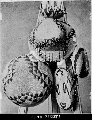 Les Indiens Pomo paniers et leurs décideurs . Bu-elle-mia Design, en spirales. {2 Plaque/POSro J ?,af /TS/AX D.SKET... TsAIS POMO Plat,- une étrange idée s'incarne dans une conception connue sous le nom de ka-tuni-TAHI-bah, ou queue de lézard, exécuté [ ] ainsi, l'idée étant d'alizards queue coupée et s'agiter. Une politique commune, et l'un des meilleurs, dans la plaque 17 dessins Pomo, isknown largement que bu-di-le ; bu est le mot indien pour l'bulbousplant appelé Brodiaea, utilisés comme nourriture par les Pomos, et di-leis front. Les Indiens ont souvent donné moi la traduction de la tête de la pomme de terre, mais j'ai jamais eu d'indice sur le connectionbetween t Banque D'Images