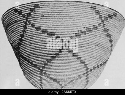 Les Indiens Pomo paniers et leurs décideurs . c a 1 universellement le dbai-ya-kau, trouspar ou un poisson-piège. Theidea est de l'alter-nate lumière et darkin-basketof un poisson piège non pelées willow.Toutefois,triangles aigus organisés,sont à l'aide de points, ork^-cha ; 19 plaque,montre comment beauti-complètement qu'ils peuvent être utilisées. La même de-signe est utilisé de moitié,et avec une très broadbase est ka-cha-ma-à, ou big arrow-head (planche 26).27 est une plaque de-ipiatc 2ou, signe , connus par-out Lake County comme ka-wil-in (Lac inférieur) ou ka-na-di-wa(Lac) la conception des tortues. Très semblable, c'est qu'knownabout comme Clear Lake ka-na-di-wa-koi, ou Banque D'Images