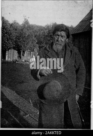 Les Indiens Pomo paniers et leurs décideurs . Ka-Cha- Akrow-pqints. IPMe /q] POAfO IXDTAX 34 paniers.. Un chef de l'Pomos. ors n'est jamais connue sous ce nom parmi les Pomos. C'est la tribu Inevery sti-6t-sio, ou en zigzag. Dans ses diverses modi-modifications il est très utilisé par eux. Orrhomboids aux carrés, cependant organisé, ils donnent le nom bu-elle-mi-aor deer-cou, l'idée étant l'angle entre le deershead et les épaules et le cou, mais plutôt une idée extravagante, mais onewhich semble avoir pris racine profonde, pour chaque tribu a elle. Themark comme un quart de note dans la musique, c'est l'idée d'un quailplume Pomos. Dans Banque D'Images