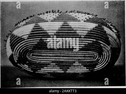 Les Indiens Pomo paniers et leurs décideurs . Le CTC-SKT Bol. IPIate est]. Ka-Cha- Akrow-pqints. IPMe /q] POAfO IXDTAX 34 paniers. Banque D'Images
