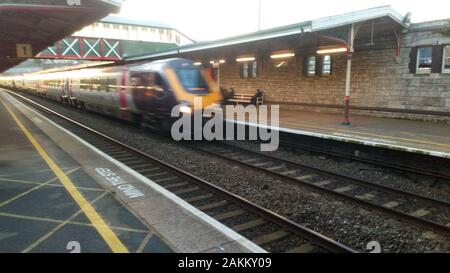 Train Arriva Cross Country Voyager traversant la gare de Teignmouth, Devon, Angleterre, Royaume-Uni Banque D'Images