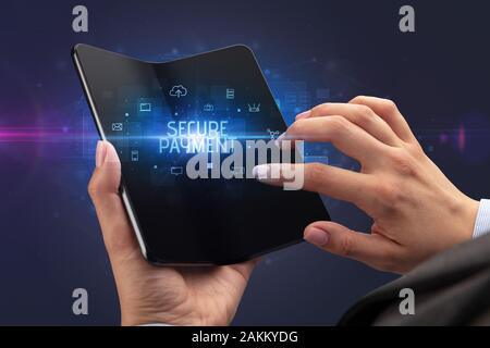 Businessman holding a smartphone pliable avec paiement sécurisé inscription, cyber security concept