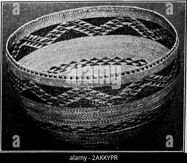 Les Indiens Pomo paniers et leurs décideurs . -Kalle ou bam arbre. Les bams sont le cadre ; le thread est obtenu à partir d'arbustes et d'thebark les racines des arbres et des graminées. L'mostimportant de ces fibres est ka-hum, qui est la racine d'asedge Mendocinoensis (Carex), qui pousse en profondeur, soilin humides la plupart des sections du pays Pomo. Ce carex a longtemps,mince, feuilles d'herbe et d'une très longue racine qui isquite d'exécution difficile. Les femmes indiennes scinder ces racines avec theirteeth et enroulez-les dans les paquets qui sont séchés prêts à l'emploi. Une fois sèche, ka-hum est d'une couleur crème, mais deepenswith ag Banque D'Images