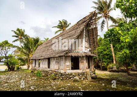Vieux chaume traditionnels yap men's meeting house faluw ou fale, sur une plate-forme calcaire foundation. Rive de l'océan Pacifique Sud. Isl Yap