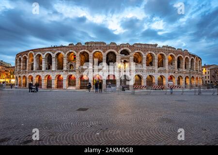Vérone, Italie - l'Arène de Vérone, l'amphithéâtre romain, construit pour loger 20 000 personnes, l'hébergement de l'été Programme de l'opéra Banque D'Images