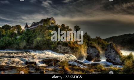 Une longue exposition photo de la Rhein falls avec le château de Laufen sur l'arrière-plan. Banque D'Images