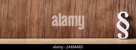 Symbole paragraphe blanc Leaning On Wooden Background Banque D'Images