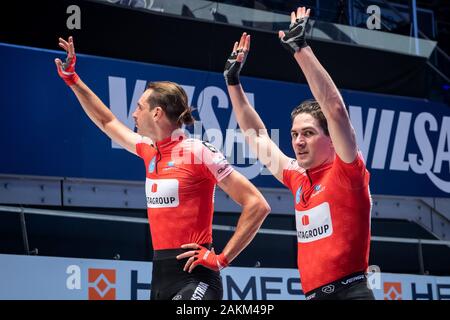 Brême, Allemagne. 09Th Jan, 2020. Cyclisme : six jours de Brême race : Andreas Graf (l) de l'Autriche et Marc Hester du Danemark applaudissent après leur victoire dans la première grande chasse de la 56e course de six jours de Brême. Credit : Sina Schuldt/dpa/Alamy Live News Banque D'Images