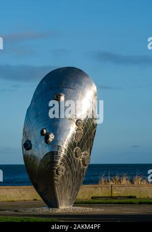 Moule géante la moule du sculpteur Michael Johnson sur promenade, Musselburgh, East Lothian, Écosse, Royaume-Uni Banque D'Images