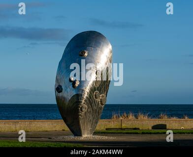 Moule géante la moule du sculpteur Michael Johnson sur promenade, Musselburgh, East Lothian, Écosse, Royaume-Uni Banque D'Images