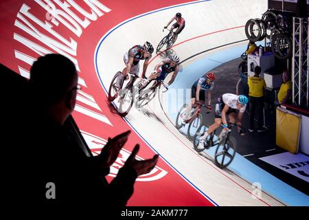 Brême, Allemagne. 09Th Jan, 2020. Cyclisme : la course de six jours de Brême. Un spectateur à la vôtre sur l'riders lors de la 56e course de six jours de Brême. Credit : Sina Schuldt/dpa/Alamy Live News Banque D'Images