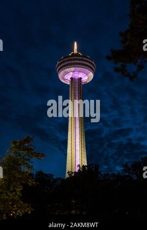 La Tour Skylon de nuit à Niagara Falls, Canada Banque D'Images