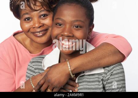Portrait de mère afro-américaine sur un fond blanc Banque D'Images