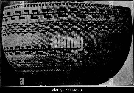 Les Indiens Pomo paniers et leurs décideurs . PX)MO- INDIEN BASKE TS. 7 coUiected maintenant dans une mission près de Kelseyville sous les soins d'theFranciscan Pšres. À l'extrémité sud du lac sont lavis de lacs, le Makhelchel de certains écrivains. Dans northernSonoma Wappos vivaient dans le comté d'Alexander Valley, le Gal-linomeros à propos de Healdsburg. Le long de la côte de Mendocino wereseveral d'autres tribus, alors que le moindre chaque vallées abritent un.Dans tout ce qu'il y avait environ trente de ces tribus, peu de personne qui comptait probablement plus de 500 personnes, chacune avec itsown chef et une langue plus ou moins distinction Banque D'Images