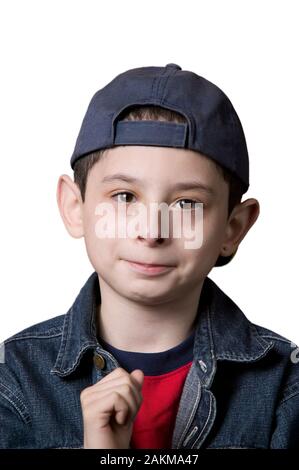 Portrait of a young woman wearing a l'arrière face à baseball cap sur un fond blanc Banque D'Images