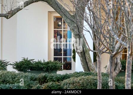 Washington, United States. 09Th Jan, 2020. Le Président américain Donald Trump est vue dans le bureau ovale de la Maison Blanche, parlant avec le personnel avant de se rendre à pied à un marin pour un départ vers Toledo, Ohio pour un Keep America Grand Rassemblement Le Jeudi, Janvier 9, 2020. En ce qui concerne le jet de l'Ukraine, le Président Donald Trump a dit qu'il ne croit pas qu'une défaillance mécanique a causé le crash de jet après le décollage à Téhéran et a suggéré que 'quelque chose de terrible est arrivé.' très photo de Ken Cedeno/UPI UPI : Crédit/Alamy Live News Banque D'Images