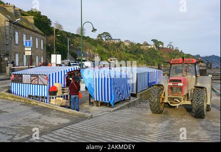 CANCALE, FRANCE -28 DEC 2019- Les huîtres à vendre à l'extérieur de la région de Cancale, situé sur la côte de l'Océan Atlantique sur la Baie du Mont Saint Michel, dans le Banque D'Images