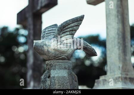 Sculpture sans tête d'une colombe au cimetière catholique du Mexique. La Dove symbolisant l'Esprit Saint. Banque D'Images