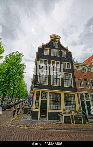 Vieille maison d'Amsterdam, à l'angle de rue étroite Banque D'Images