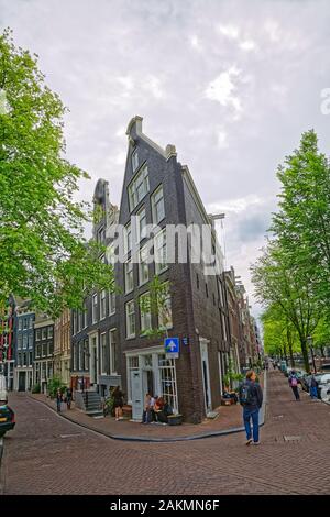 Vieille maison d'Amsterdam, à l'angle de rue étroite Banque D'Images