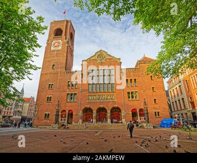 Scène de personnes printemps d'Amsterdam en face du bistrot Berlage en centre-ville Banque D'Images