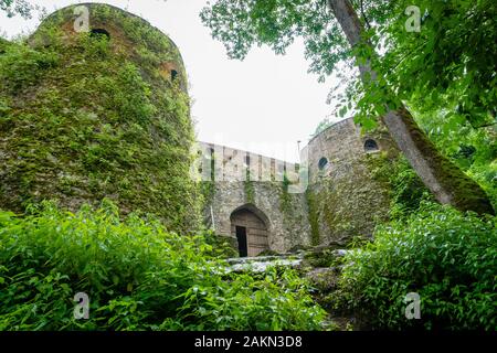 Fuman, Iran - Juin 2018 : Vue Sur Le Château De Rudkhan En Iran. Le château de Rudkhan est un château médiéval en brique et en pierre, situé à 25 km au sud-ouest de la ville de Fuman Banque D'Images