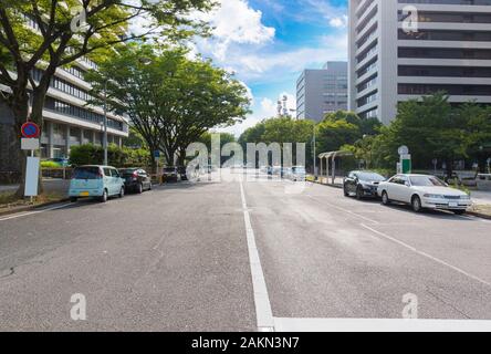 Routier urbain vide avec des voitures garées à côté de la rue. Banque D'Images