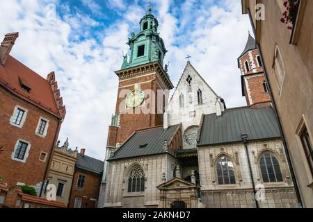 Cracovie, Pologne - Juin 2019 : vue sur le Château Royal de Wawel et de la cathédrale de la place à Cracovie, Pologne, une architecture historique populaire pour les touristes. Banque D'Images