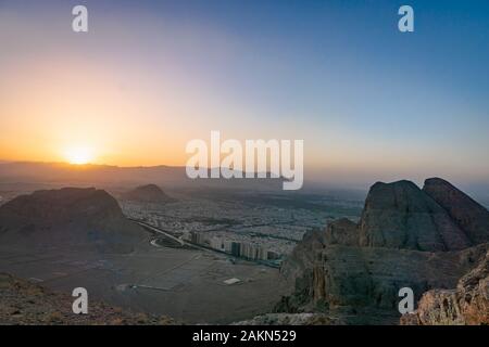 Vue du mont Soffeh à Ispahan au coucher du soleil - Mount Soffeh est une montagne qui est situé juste au sud de la ville d'Isfahan Banque D'Images