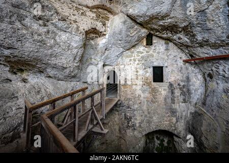 Chambres à l'intérieur de la grotte du château de Predjama, Slovénie Banque D'Images