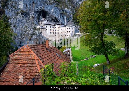 Château de Predjama, Slovénie - Château du XIIIe siècle construit dans une grotte en face de la falaise Banque D'Images