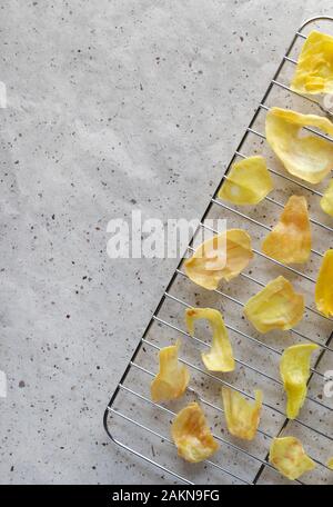 Processus de cuisson de chips de fruits maison. Banque D'Images