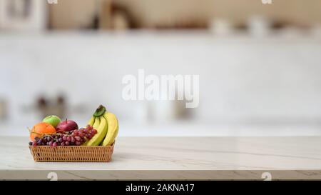 Voir le panier de fruits sur en 24 avec arrière-plan de la salle cuisine floue Banque D'Images