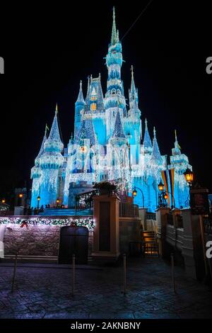 Vue générale du Château de Cendrillon de nuit, dans le Magic Kingdom au cours de Noël à Orlando, Floride. Banque D'Images