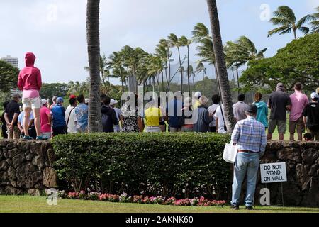 Honolulu, Hawaii, USA. Jan 9, 2020. - Les spectateurs ne pas lire les panneaux pendant qu'ils regardent la première série de l'Open Sony à Waialae Country Club à Honolulu, Hawaï. Glenn Yoza/CSM/Alamy Live News Banque D'Images