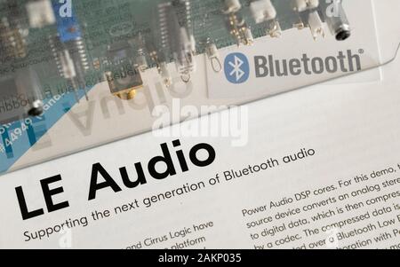 Las Vegas, USA. 05Th Jan, 2020. Les lettres 'LE Audio' peut être vu à côté d'un système Bluetooth. Le nouveau format Bluetooth devrait réduire la consommation électrique et de faire de nouvelles fonctions possibles. (Dpa : "Bluetooth est de mieux en mieux (et ne reste pas très stable)') Credit : Florian Schuh/dpa/Alamy Live News Banque D'Images