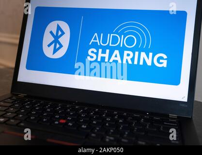 Las Vegas, USA. 05Th Jan, 2020. Le mot 'Partage' Audio s'affiche à côté d'une icône Bluetooth sur un écran d'ordinateur portable. Le nouveau format Bluetooth devrait réduire la consommation électrique et de faire de nouvelles fonctions possibles. (Dpa : "Bluetooth est de mieux en mieux (et ne reste pas très stable)') Credit : Florian Schuh/dpa/Alamy Live News Banque D'Images