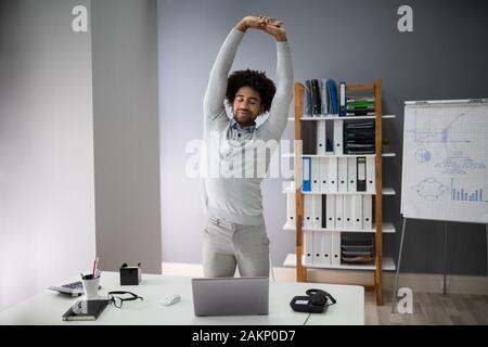 Young Woman Doing Stretching Exercice in Office Banque D'Images