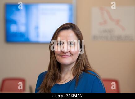 Potsdam, Allemagne. 09Th Jan, 2020. Manja Schüle (SPD), Ministre de la science, de la recherche et de la culture dans le Brandebourg, sourire après la conférence de presse sur l'équilibre de la promotion 2019 monument dans le Brandebourg. Credit : Soeren Stache/dpa-Zentralbild/ZB/dpa/Alamy Live News Banque D'Images