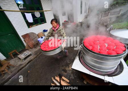 Tongren, de la province du Guizhou en Chine. Jan 9, 2020. Un villageois fait ciba rouge, une cuisine traditionnelle faite de riz collant surtout pour la fête du printemps (Nouvel An Chinois), dans Village de Baiguo autonome Dong Yuping County, au sud-ouest de la province du Guizhou, en Chine, le 9 janvier 2020. La fête du printemps tombe le 25 janvier cette année. Crédit : Yang Ying/Xinhua/Alamy Live News Banque D'Images