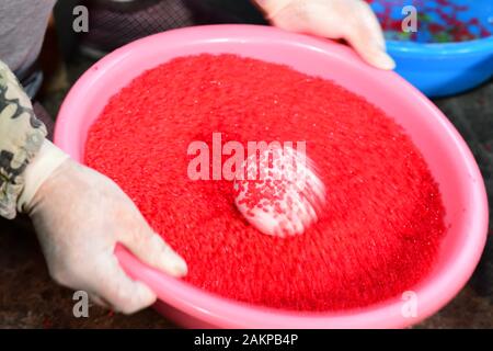 Tongren, de la province du Guizhou en Chine. Jan 9, 2020. Un villageois fait ciba rouge, une cuisine traditionnelle faite de riz collant surtout pour la fête du printemps (Nouvel An Chinois), dans Village de Baiguo autonome Dong Yuping County, au sud-ouest de la province du Guizhou, en Chine, le 9 janvier 2020. La fête du printemps tombe le 25 janvier cette année. Crédit : Yang Ying/Xinhua/Alamy Live News Banque D'Images