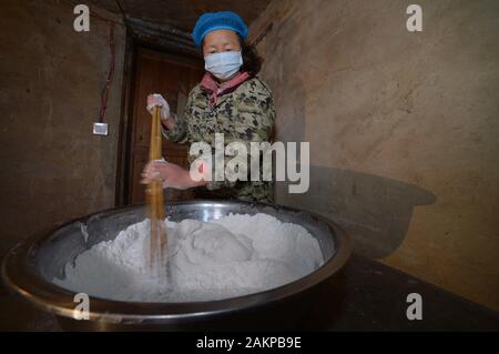 Tongren, de la province du Guizhou en Chine. Jan 9, 2020. Un villageois fait ciba rouge, une cuisine traditionnelle faite de riz collant surtout pour la fête du printemps (Nouvel An Chinois), dans Village de Baiguo autonome Dong Yuping County, au sud-ouest de la province du Guizhou, en Chine, le 9 janvier 2020. La fête du printemps tombe le 25 janvier cette année. Crédit : Yang Ying/Xinhua/Alamy Live News Banque D'Images