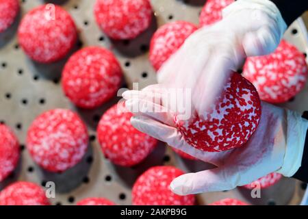 Tongren, de la province du Guizhou en Chine. Jan 9, 2020. Un villageois fait ciba rouge, une cuisine traditionnelle faite de riz collant surtout pour la fête du printemps (Nouvel An Chinois), dans Village de Baiguo autonome Dong Yuping County, au sud-ouest de la province du Guizhou, en Chine, le 9 janvier 2020. La fête du printemps tombe le 25 janvier cette année. Crédit : Yang Ying/Xinhua/Alamy Live News Banque D'Images