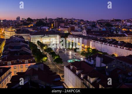 Vue sur la place Rossio (Praca do Rossio) dans le quartier de Baixa et au-delà en soirée à Lisbonne, Portugal. Banque D'Images