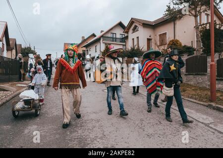 PUKLICE, RÉPUBLIQUE TCHÈQUE - 2 mars, 2019 : personnes assistent à la Carnival Slaves Masopust, une cérémonie traditionnelle du porte-à-porte en procession petit village Banque D'Images